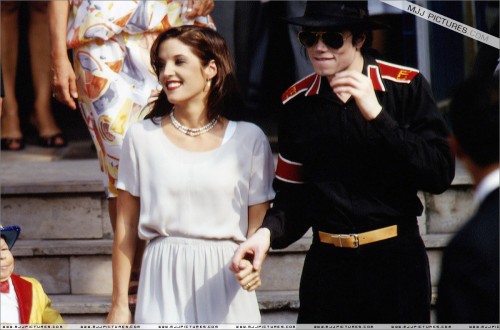 06 Aug 1994 --- MICHAEL JACKSON AND LISA MARIE PRESLEY IN BUDAPEST --- Image by  Patrick Robert/Sygm