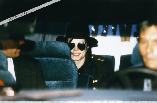 06 Aug 1994 --- MICHAEL JACKSON AND HIS WIFE ARRIVE IN BUDAPEST --- Image by  VARKONYI PETER/CORBIS 