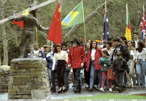 16 Apr 1995, NEVERLAND RANCH, California, United States --- MICHAEL JACKSON AND LISA MARIE PRESLEY I