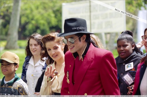 18 Apr 1995, Santa Barbara County, California, USA --- Michael Jackson and his wife Lisa Marie Presl