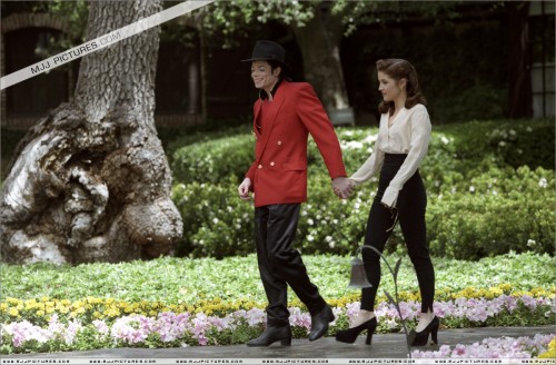 16 Apr 1995, NEVERLAND RANCH, California, United States --- MICHAEL JACKSON AND LISA MARIE PRESLEY I