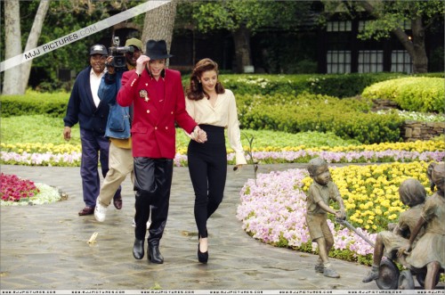 18 Apr 1995, Santa Barbara County, California, USA --- Michael Jackson and his wife Lisa Marie Presl