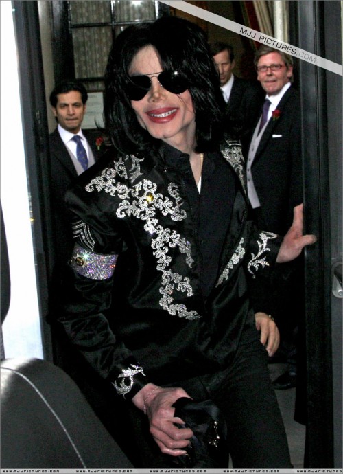 March 5 Leaving Hotel for the Press Conference (10)