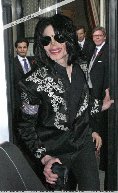 March 5 Leaving Hotel for the Press Conference (11)
