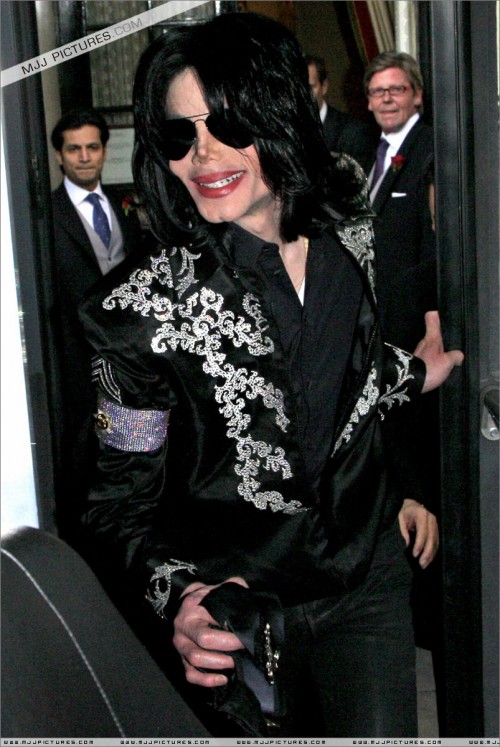 March 5 Leaving Hotel for the Press Conference (12)