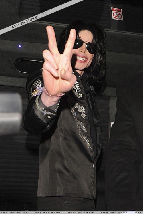 March 5 Leaving Hotel for the Press Conference (21)