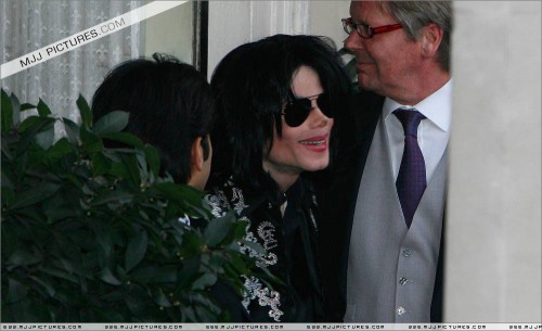 March 5 Leaving Hotel for the Press Conference (30)