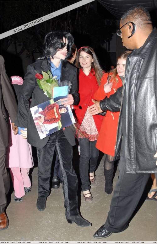 Michael arrives at LAX (March 2007) (27)
