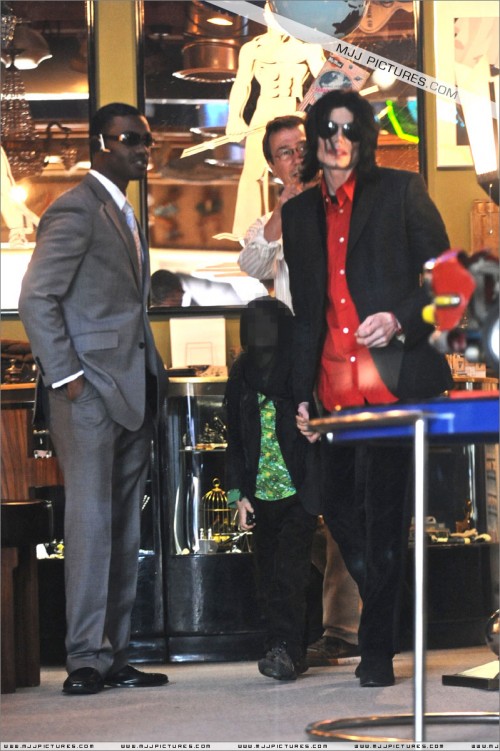 Michael shopping at Off The Wall 2008 (9)
