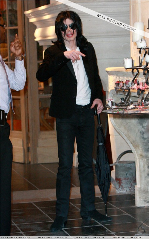 Michael shopping in Beverly Hills 2008 (107)