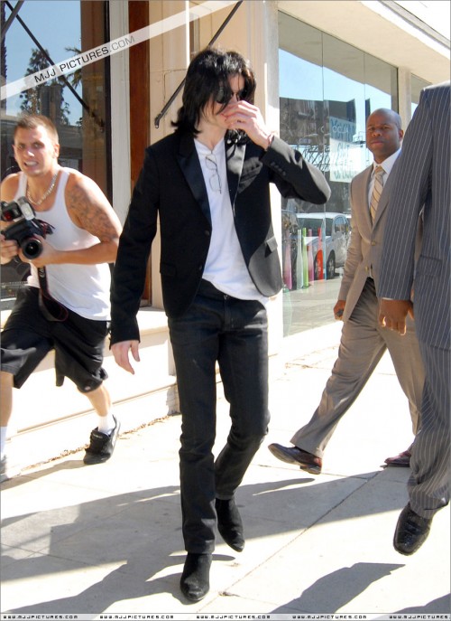 Michael shopping in Beverly Hills 2008 (11)