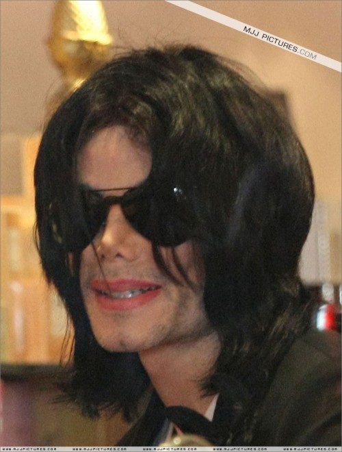 Michael shopping in Beverly Hills 2008 (118)
