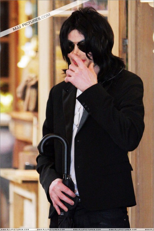 Michael shopping in Beverly Hills 2008 (119)