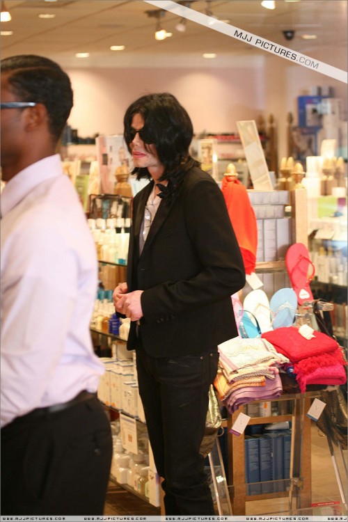 Michael shopping in Beverly Hills 2008 (124)