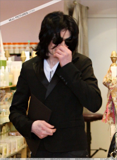 Michael shopping in Beverly Hills 2008 (13)