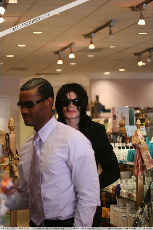 Michael shopping in Beverly Hills 2008 (139)