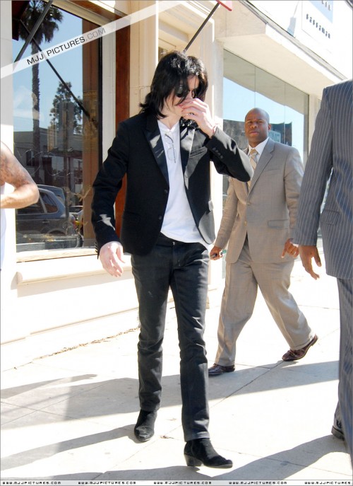Michael shopping in Beverly Hills 2008 (14)