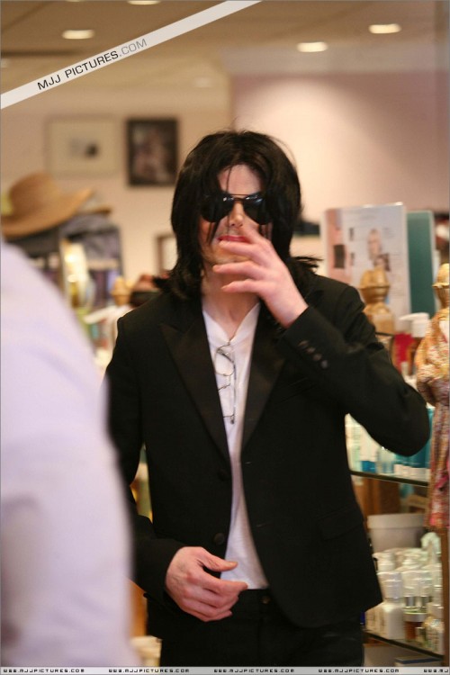 Michael shopping in Beverly Hills 2008 (142)