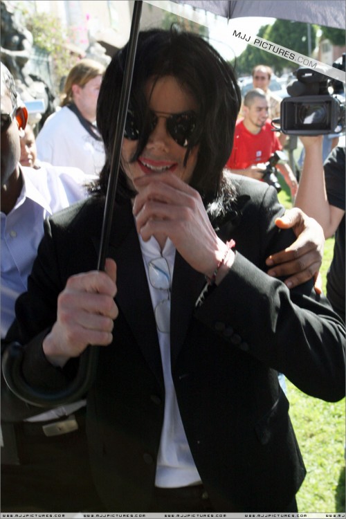 Michael shopping in Beverly Hills 2008 (144)