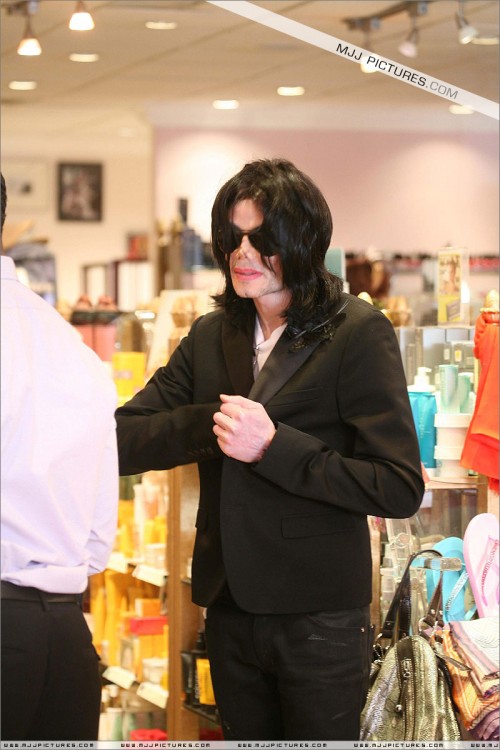 Michael shopping in Beverly Hills 2008 (145)