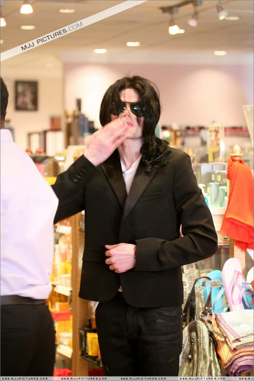Michael shopping in Beverly Hills 2008 (148)