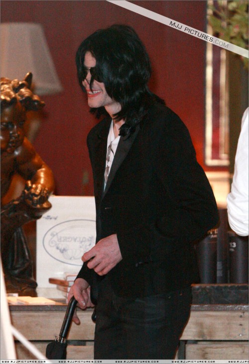 Michael shopping in Beverly Hills 2008 (149)