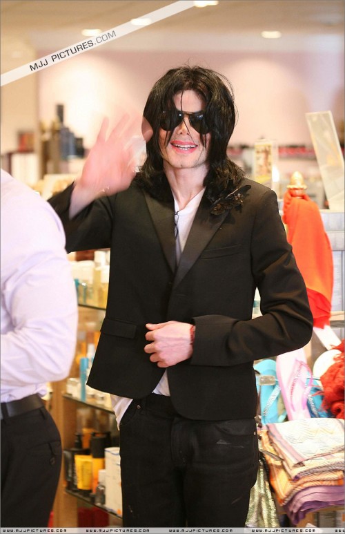Michael shopping in Beverly Hills 2008 (151)