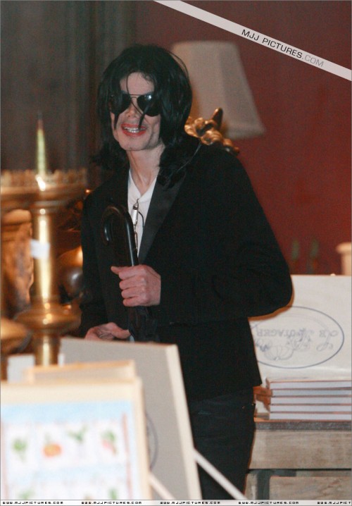 Michael shopping in Beverly Hills 2008 (152)
