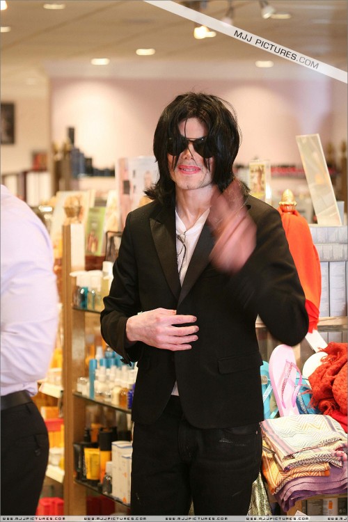 Michael shopping in Beverly Hills 2008 (154)