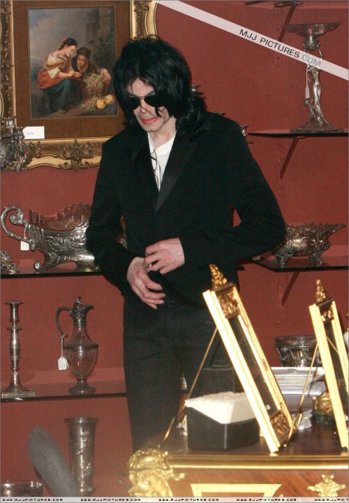 Michael shopping in Beverly Hills 2008 (155)