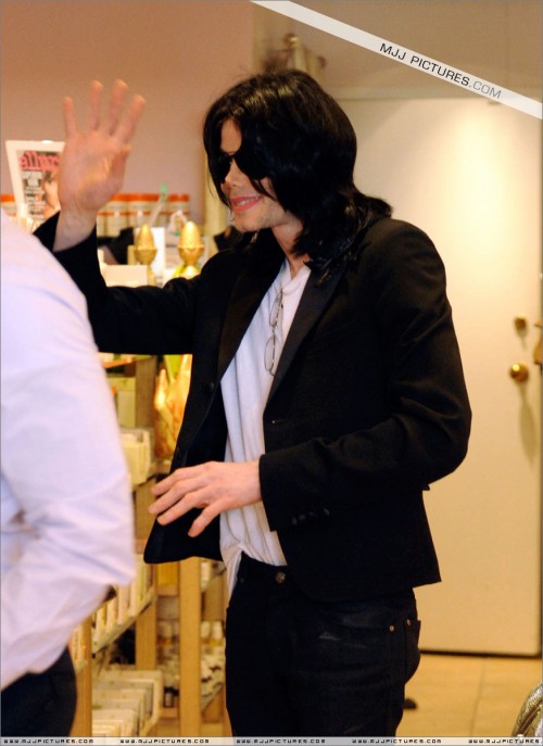 Michael shopping in Beverly Hills 2008 (157)