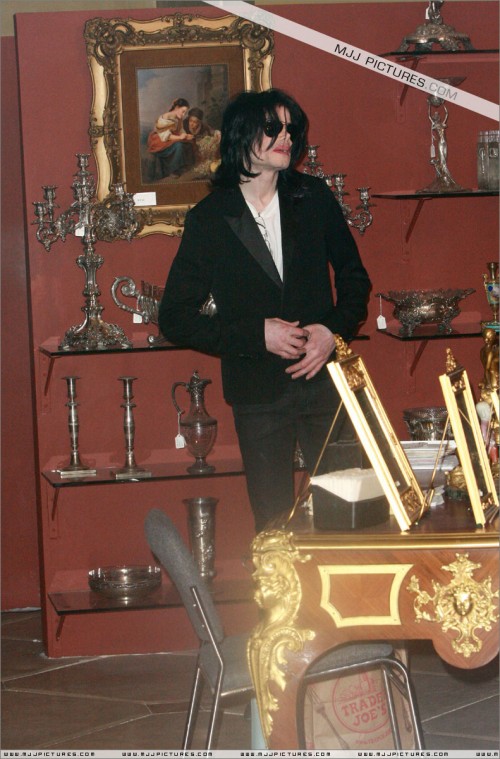 Michael shopping in Beverly Hills 2008 (158)