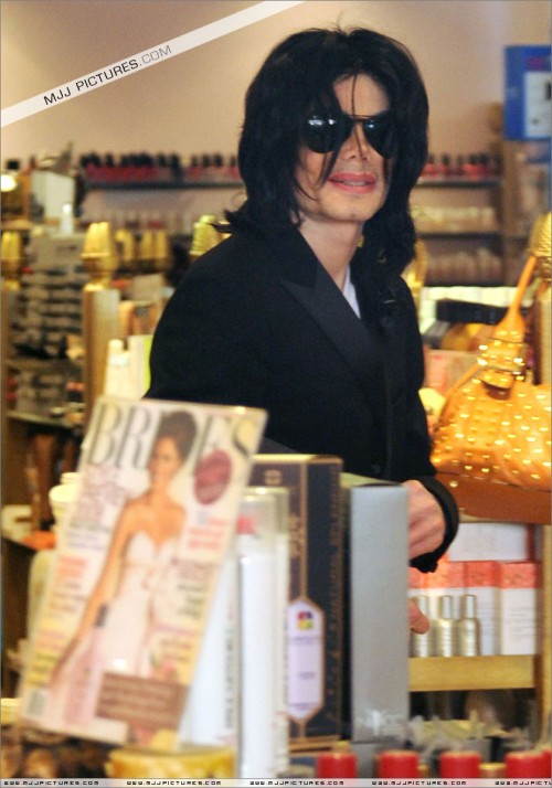 Michael shopping in Beverly Hills 2008 (16)