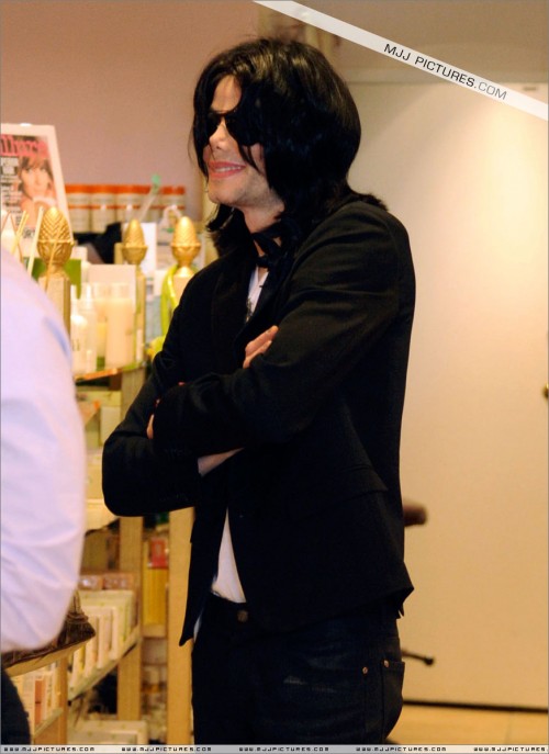 Michael shopping in Beverly Hills 2008 (160)