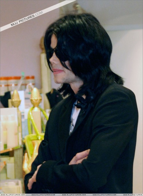 Michael shopping in Beverly Hills 2008 (163)