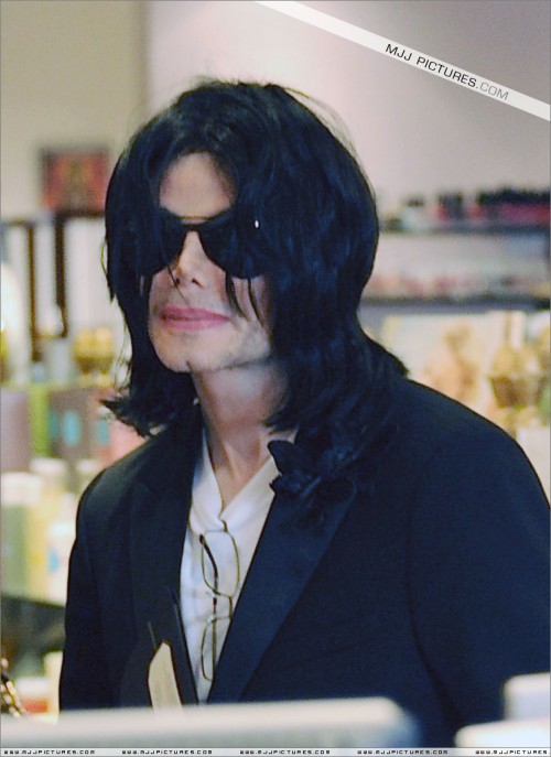 Michael shopping in Beverly Hills 2008 (166)