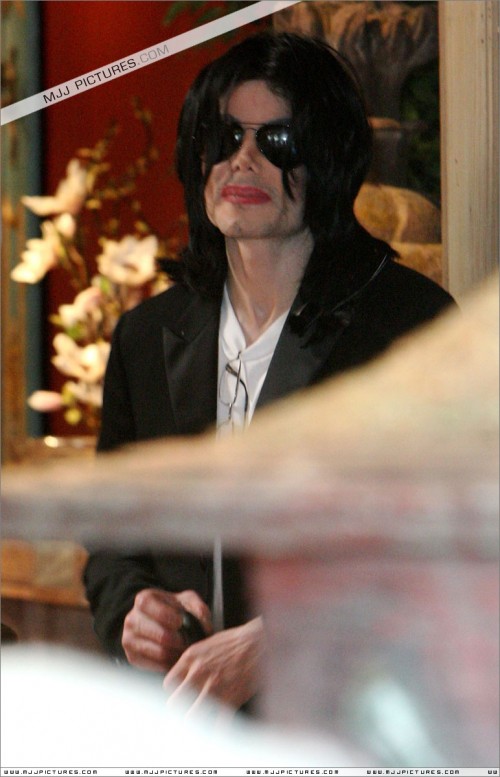 Michael shopping in Beverly Hills 2008 (170)