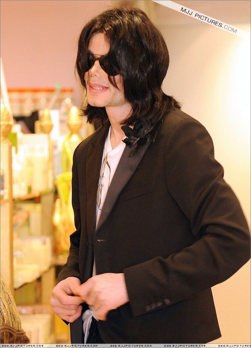 Michael shopping in Beverly Hills 2008 (172)