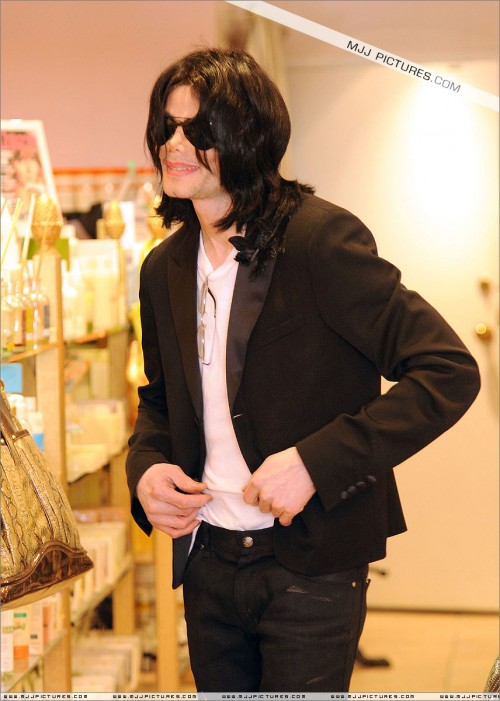 Michael shopping in Beverly Hills 2008 (175)
