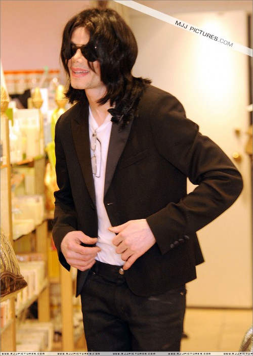 Michael shopping in Beverly Hills 2008 (178)