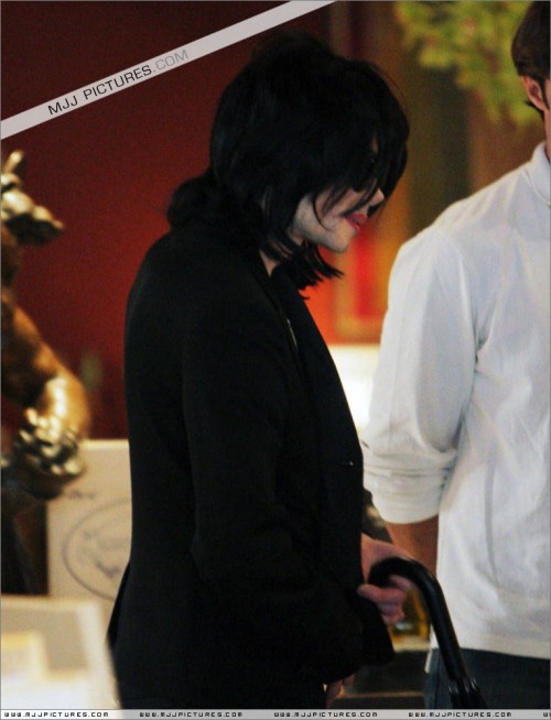 Michael shopping in Beverly Hills 2008 (179)