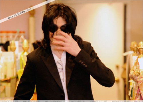 Michael shopping in Beverly Hills 2008 (181)