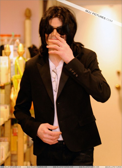 Michael shopping in Beverly Hills 2008 (182)