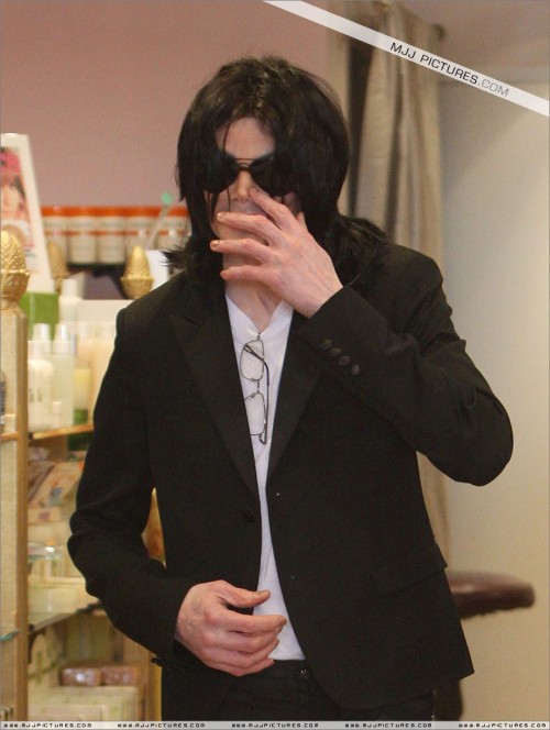 Michael shopping in Beverly Hills 2008 (185)