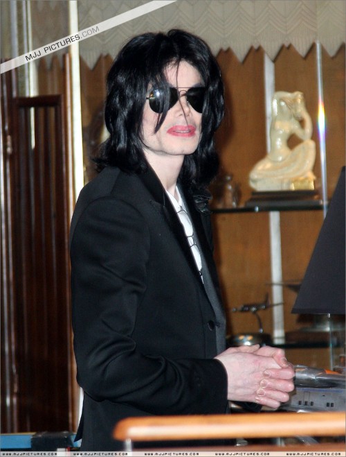 Michael shopping in Beverly Hills 2008 (186)