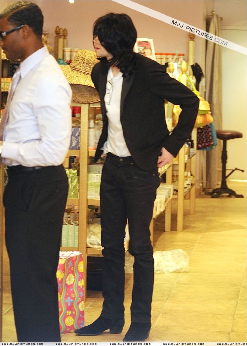 Michael shopping in Beverly Hills 2008 (188)
