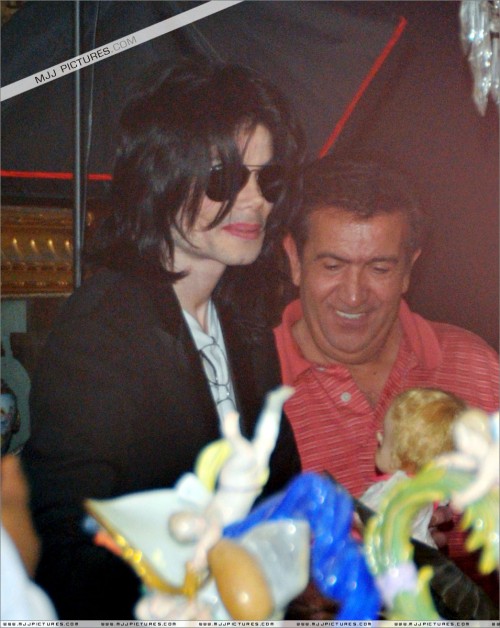 Michael shopping in Beverly Hills 2008 (189)