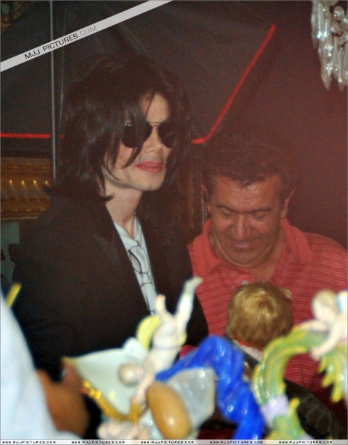 Michael shopping in Beverly Hills 2008 (192)