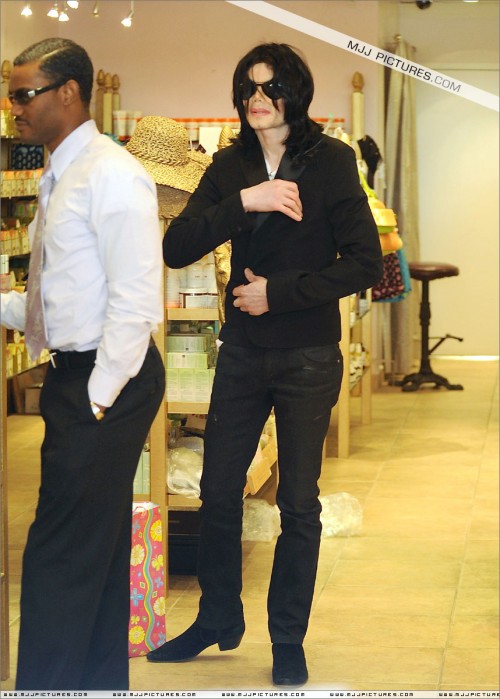 Michael shopping in Beverly Hills 2008 (194)