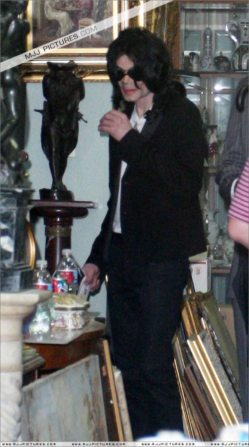 Michael shopping in Beverly Hills 2008 (195)